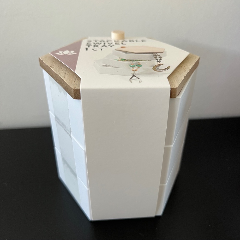 NWT jewelry storage organizer